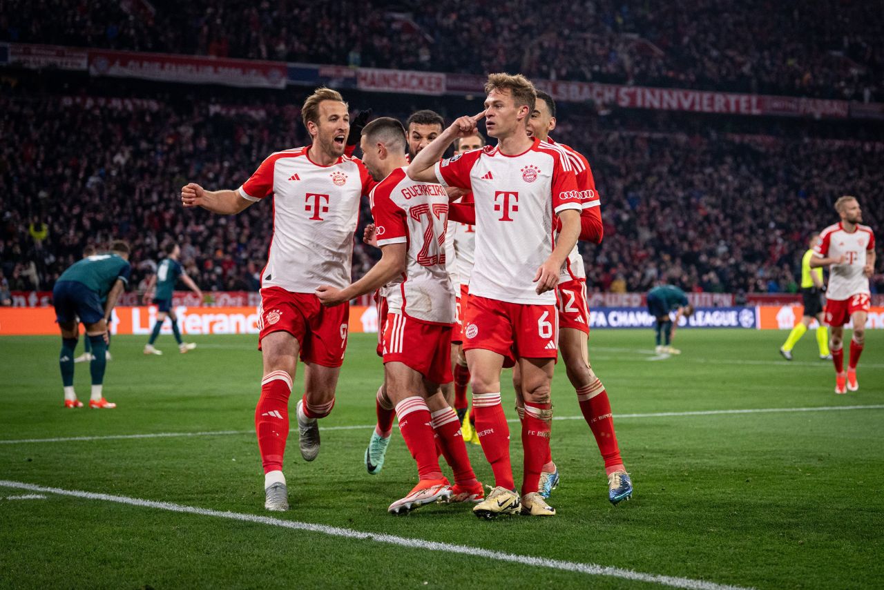 Harry Kane e Joshua Kimmich comemorando gol do Bayern de Munique na Champions League 2023/24