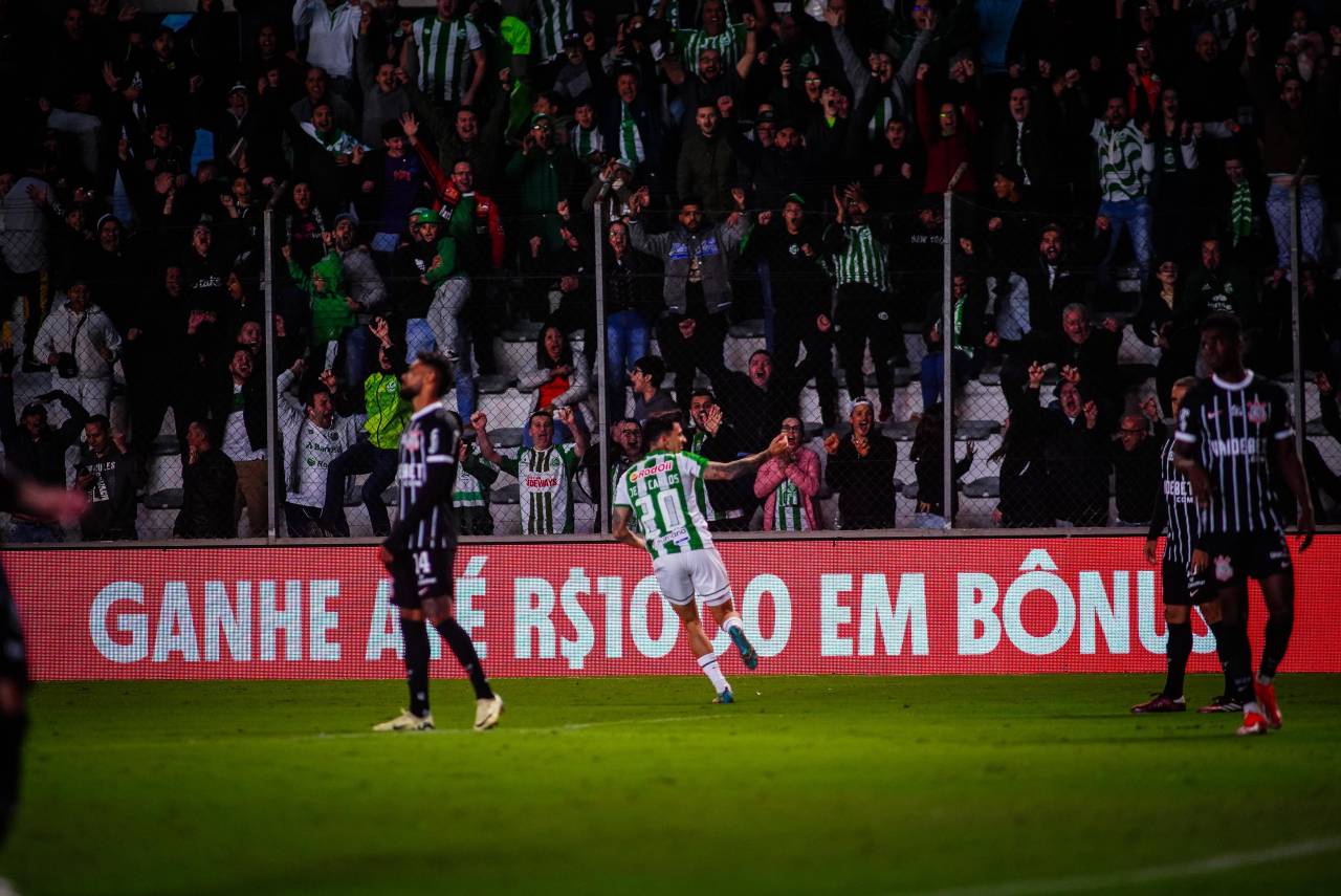 Jean Carlos celebrando o primeiro gol do Juventude no jogo. Foto: Fernando Alves/ECJ