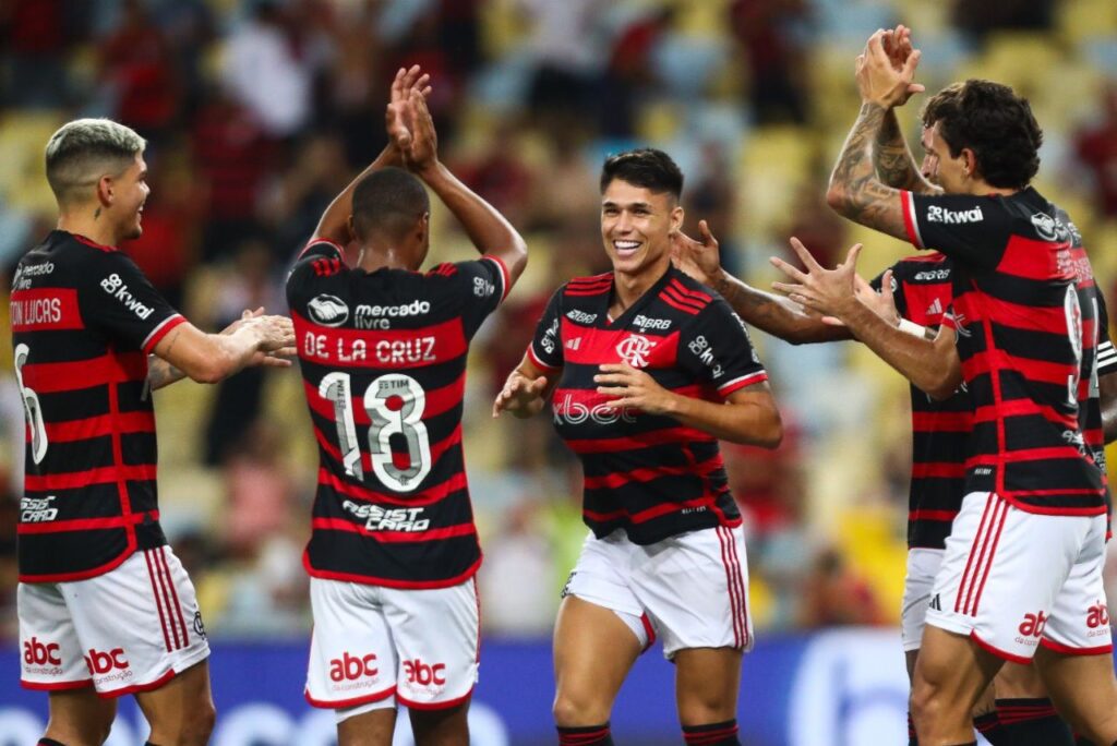 Jogadores do Flamengo comemoram gol de Luiz Araujo