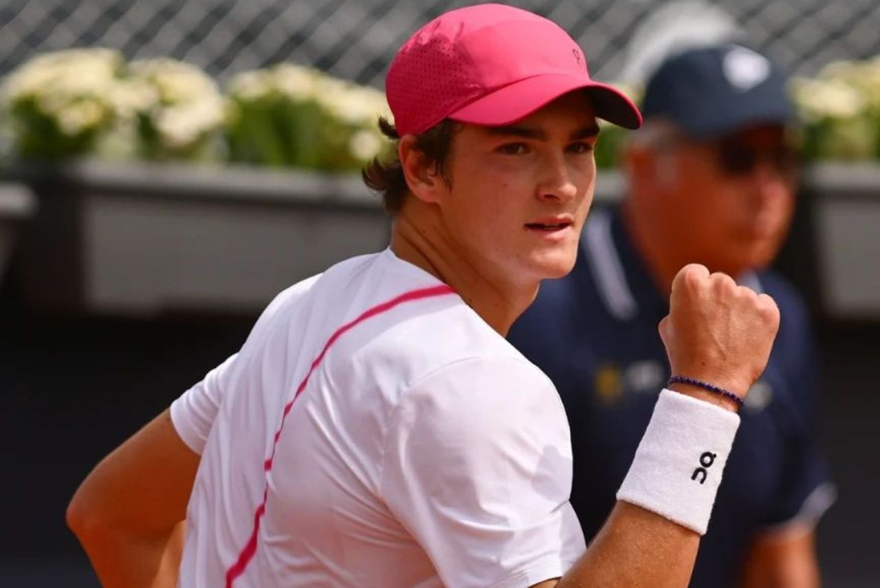 Tenista João Fonseca em jogo do ATP 250 de Bucareste em 2024