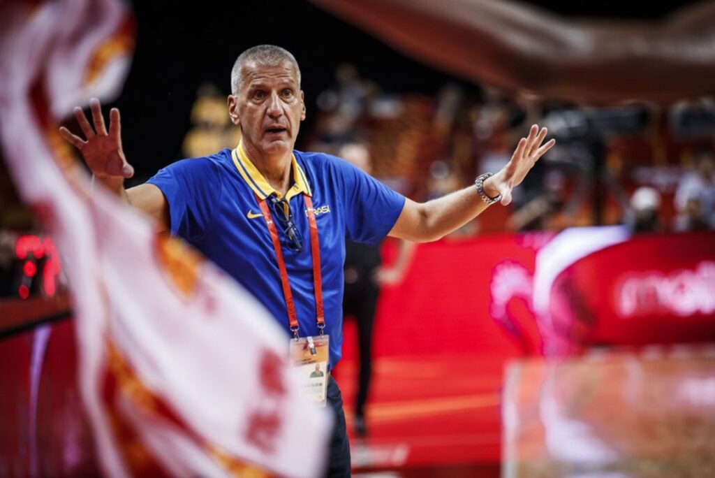 Treinador Aleksandar Petrović em jogo da Seleção Brasileira de Basquete na Copa do Mundo de 2019