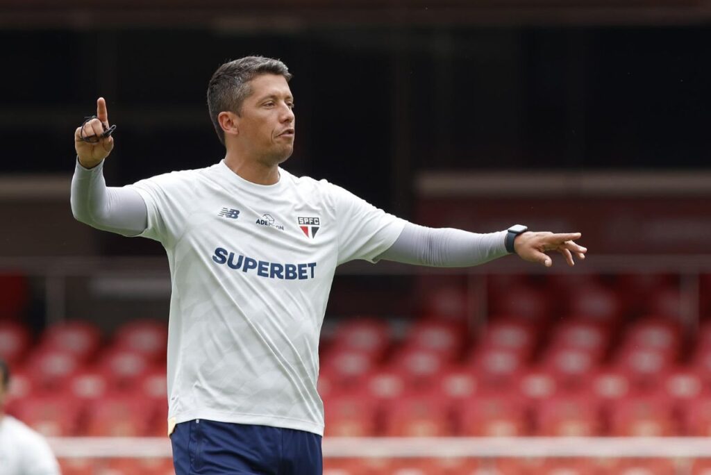 Thiago Carpini em treino do São Paulo