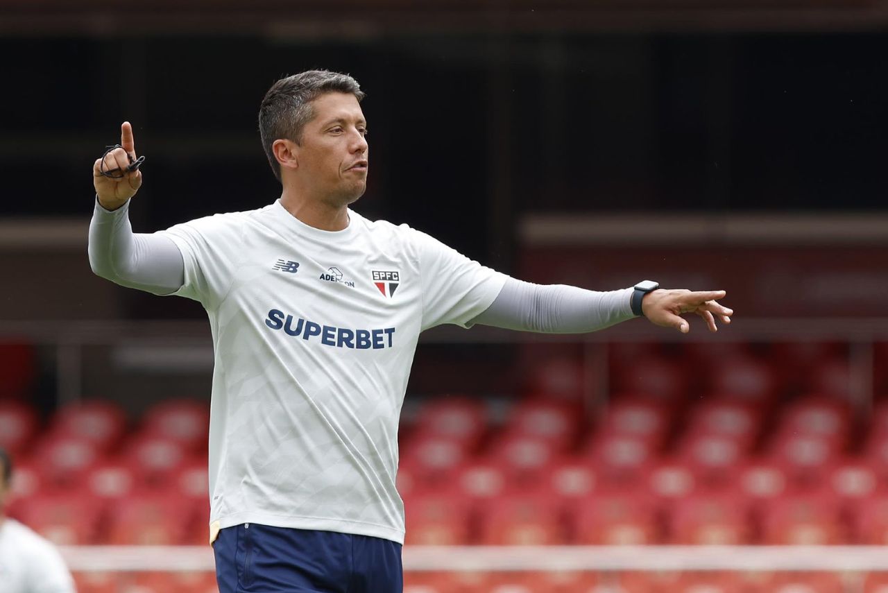 Thiago Carpini em treino do São Paulo