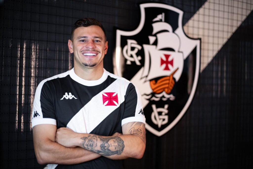 Volante Hugo Moura posa com camisa do Vasco da Gama em 2024