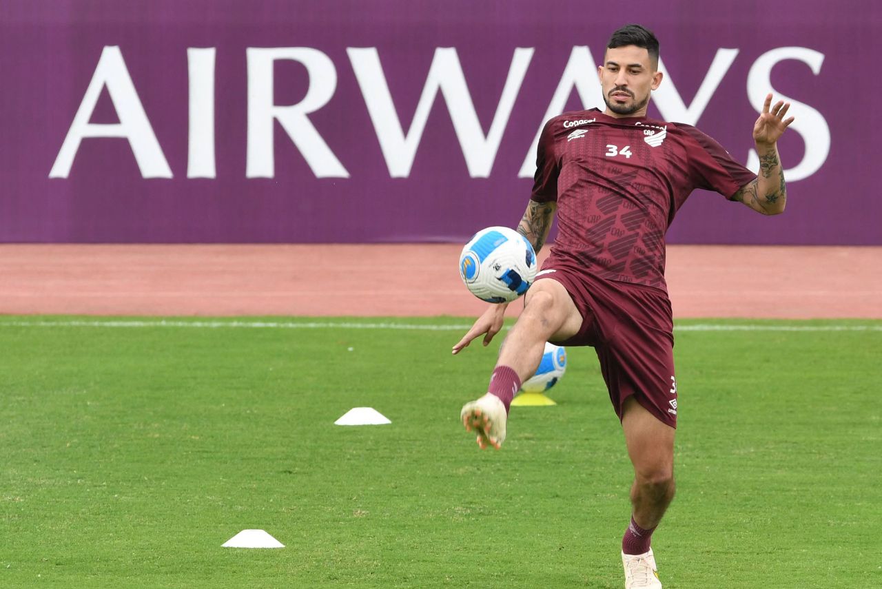 Pedro Henrique deixou o Athletico-PR rumo ao Red Bull Bragantino (Foto: Gerardo Menoscal/AFP)