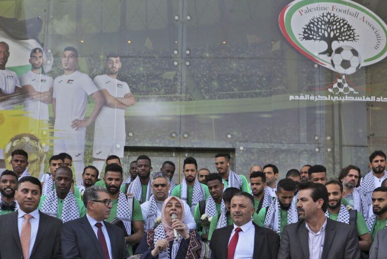 <p>Membros da Federação Palestina de Futebol em 2019 (Foto: Abbas Momani/AFP)</p>
