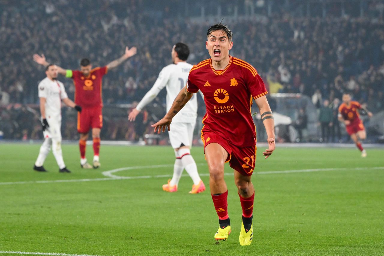 Atacante Paulo Dybala em jogo entre Roma e Milan na Liga Europa em 2024