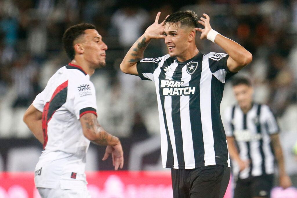 Botafogo encerra sequência negativa e vence Atlético-GO no Brasileirão