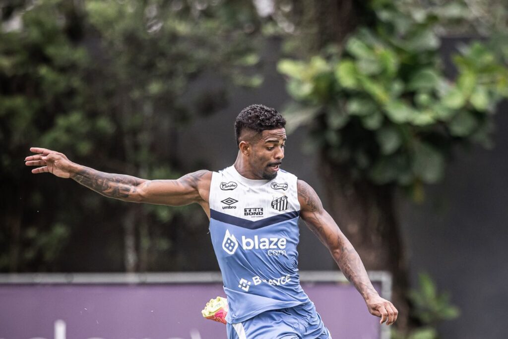 Hayner em treino do Santos