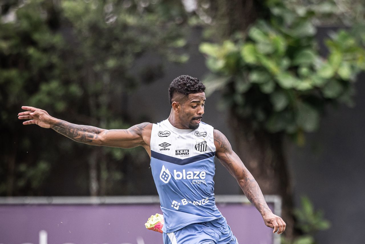 Hayner em treino do Santos