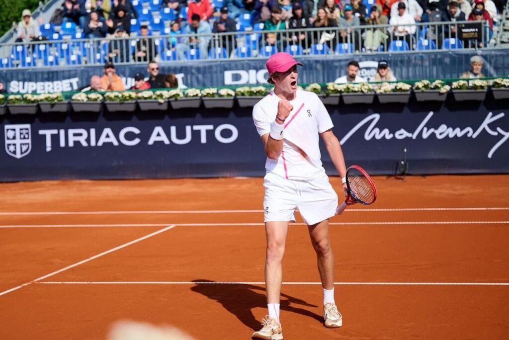 Tenista João Fonseca em jogo do ATP 250 de Bucareste 2024