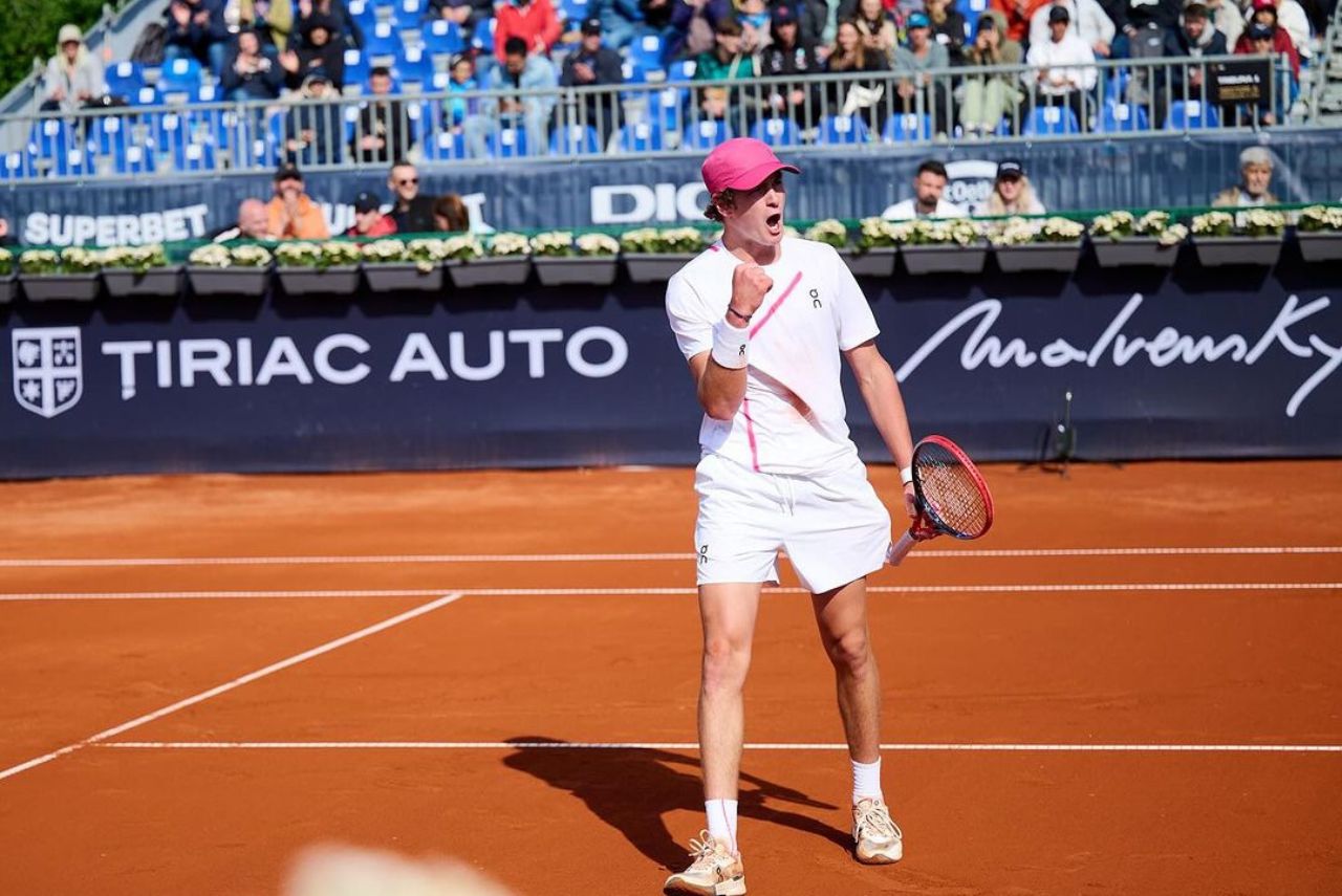 Tenista João Fonseca em jogo do ATP 250 de Bucareste 2024