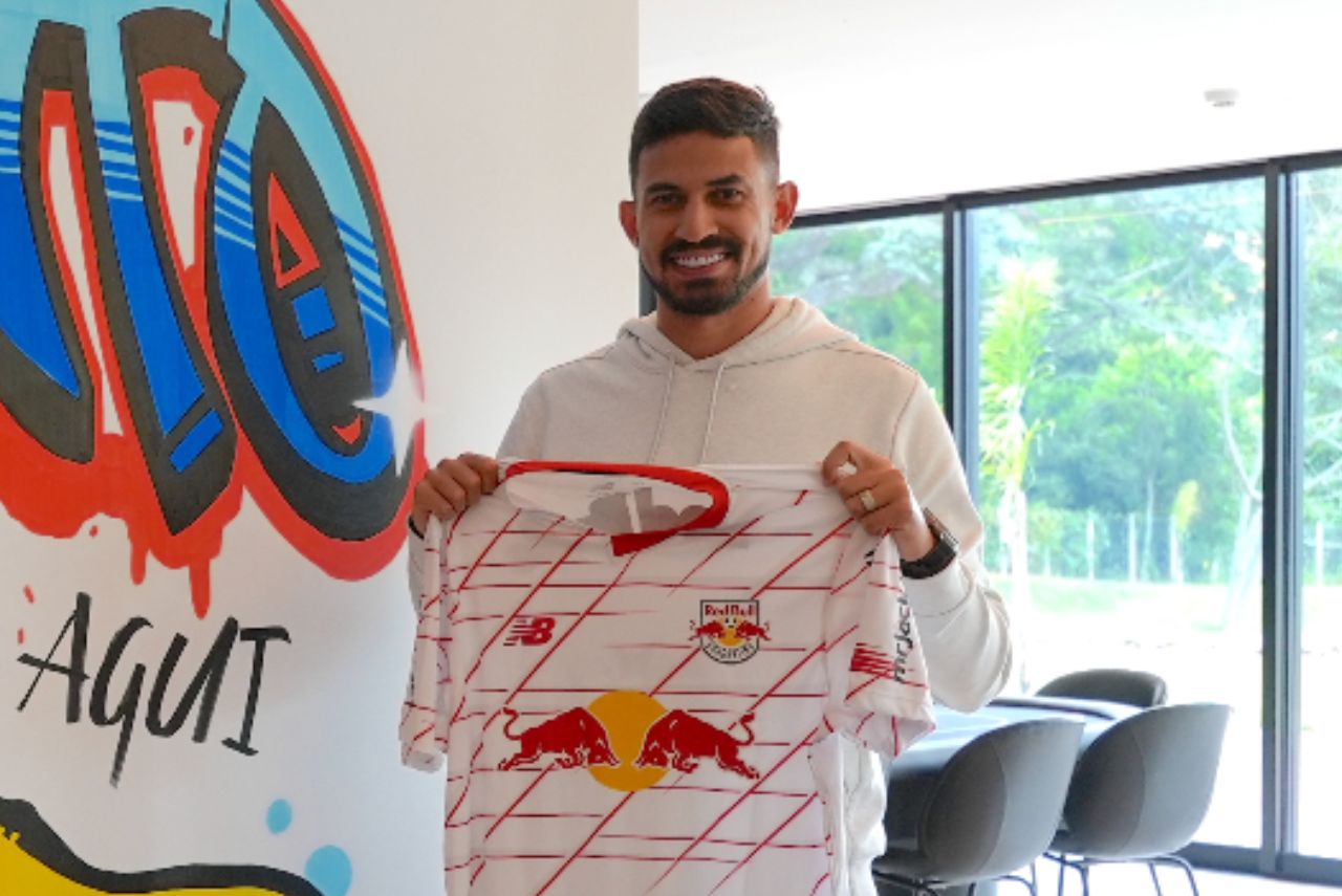 Pedro Henrique com a camisa do Red Bull Bragantino
