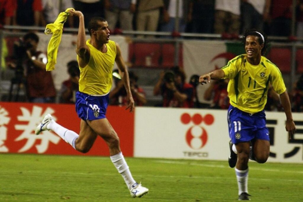 Rivaldo com a camisa da Seleção Brasileira na Copa do Mundo de 2002, onde o Brasil foi pentacampeão, ao lado de Ronaldinho Gaúcho