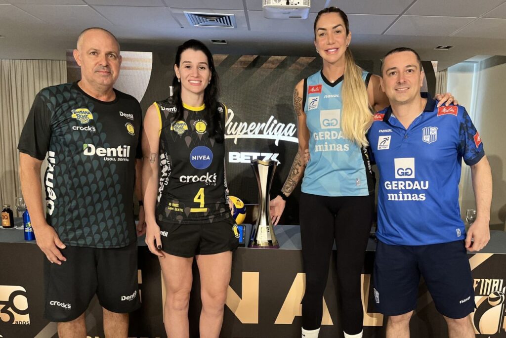 Paulo Coco, Claudinha, Thaísa e Nicola Negro, do Praia Clube e do Minas, em coletiva da Superliga de Vôlei
