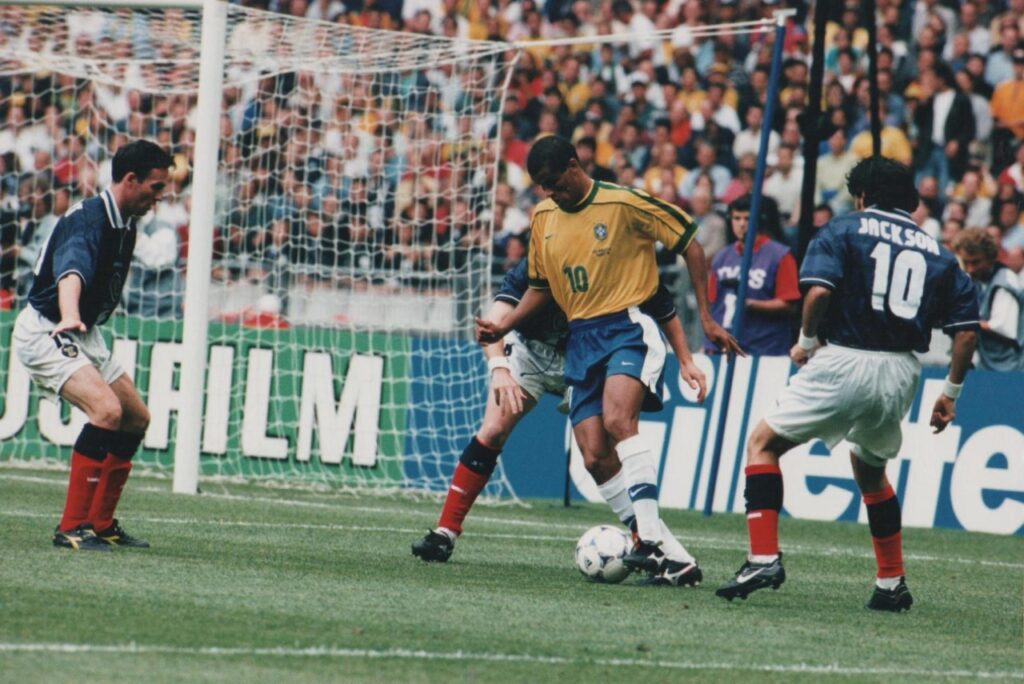 Rivaldo jogando pela Seleção Brasileira pela Copa de 1998, diante da Escócia