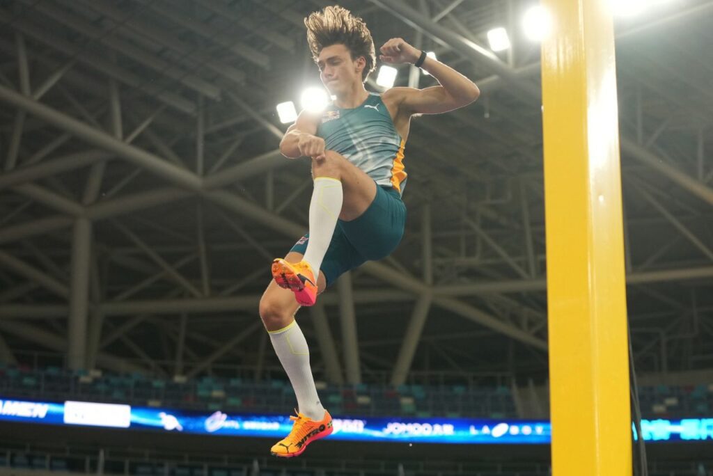 Sueco Armand Duplantis em prova do salto com vara na Diamond League 2024