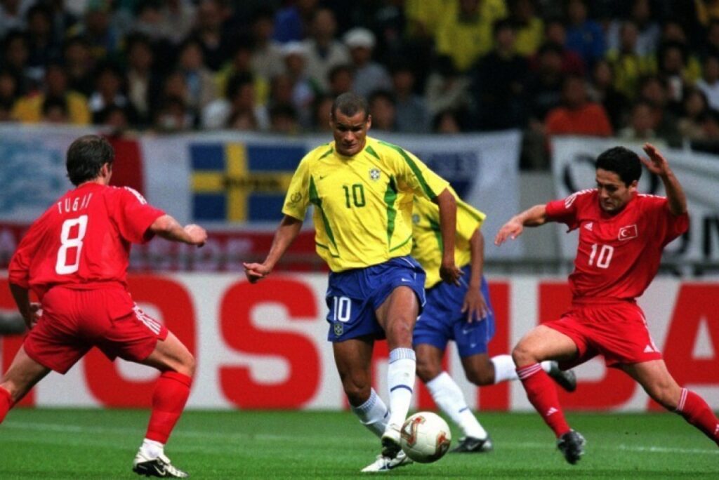 Rivaldo com a camisa da Seleção Brasileira em jogo contra a Turquia, pela Copa do Mundo de 2002