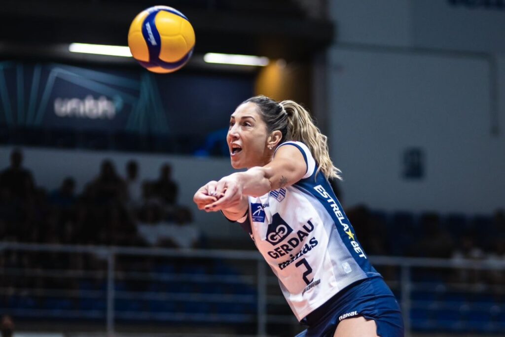 Central Carol Gattaz em jogo do Minas Tênis Clube na Superliga, em 2024