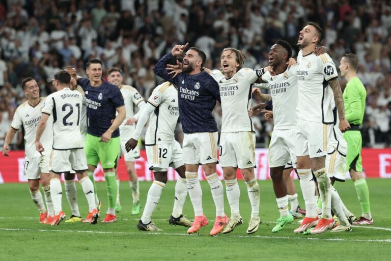 <p>Jogadores do Real Madrid comemoram grande vitória. Foto: Thomas Coex / AFP</p>
