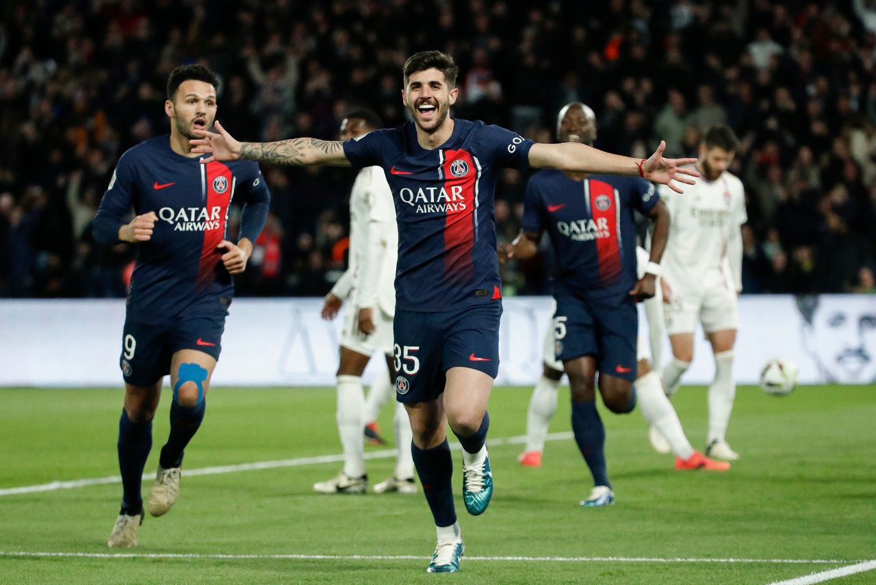 Zagueiro brasileiro comemora gol pelo PSG