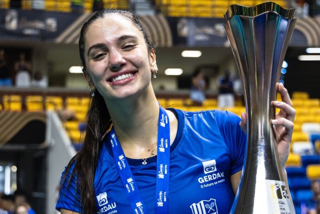 Central Júlia Kudiess, do Minas Tênis Clube, com a taça da Superliga Feminina 2023/24