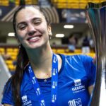 Central Júlia Kudiess, do Minas Tênis Clube, com a taça da Superliga Feminina 2023/24