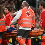 Jogador do Barcelona deixou o campo de maca