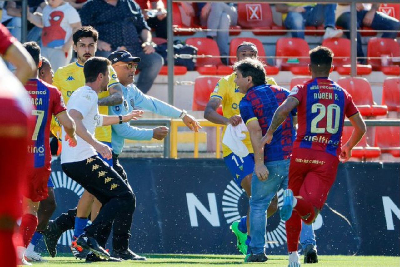 Confusão ocorreu nos acréscimos da partida entre Chaves e Estoril (Foto: Reprodução)