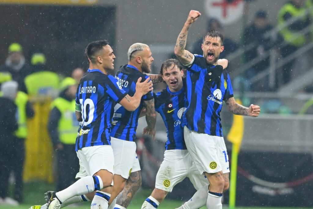 Jogadores da Inter de Milão comemoram gol sobre o Milan