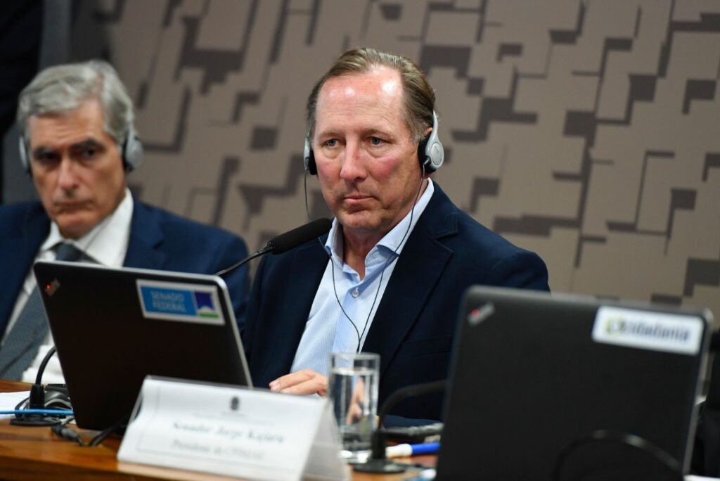 John Textor em depoimento na CPI da Manipulação (Foto: Roque de Sá/Ag. Senado)