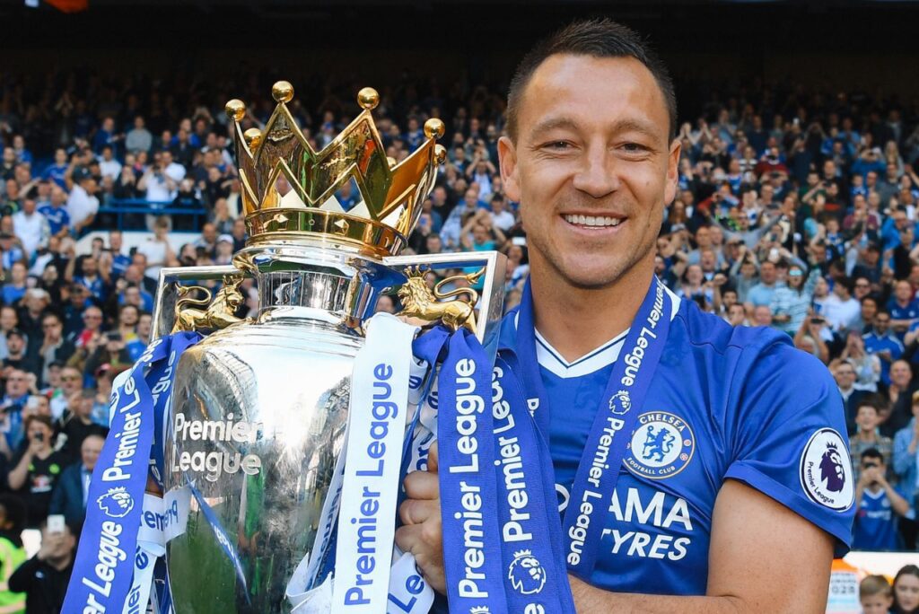 Zagueiro John Terry com taça da Premier League pelo Chelsea