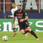 Atacante Oliver Giroud em jogo do Milan contra o Chelsea em 2022