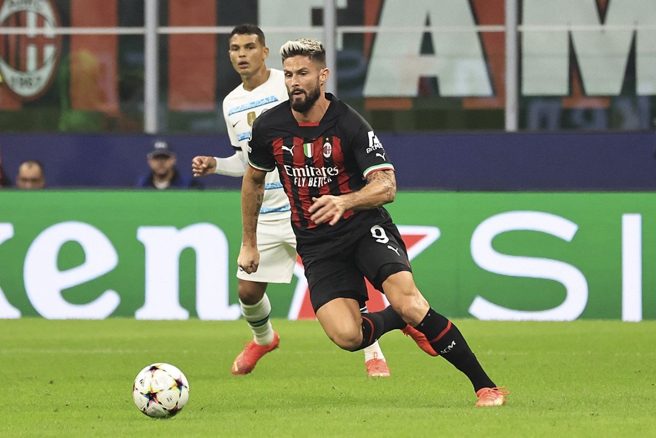Atacante Oliver Giroud em jogo do Milan contra o Chelsea em 2022