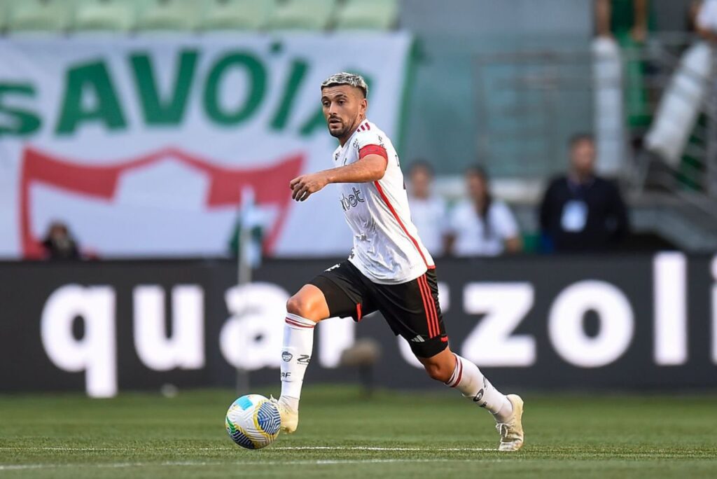 Meia Giorgian de Arrascaeta em jogo do Flamengo contra o Palmeiras no Brasileirão 2024