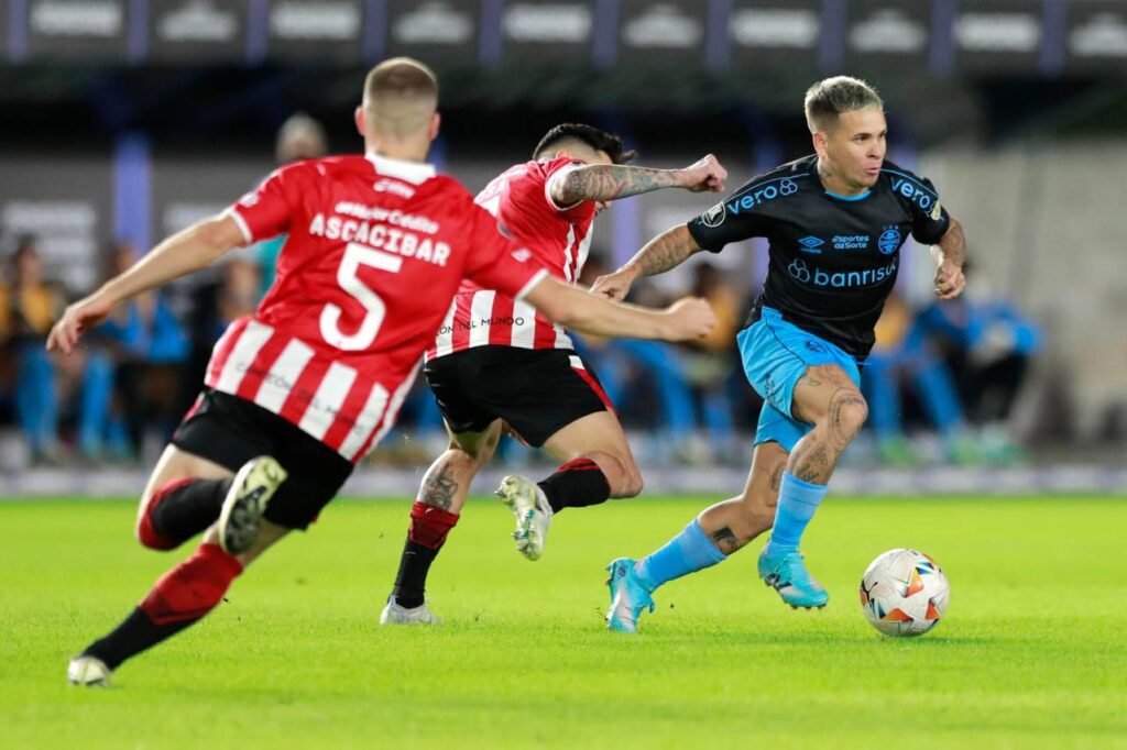 O Grêmio ficou com um jogador a menos na metade do segundo tempo. Foto: Reprodução/X