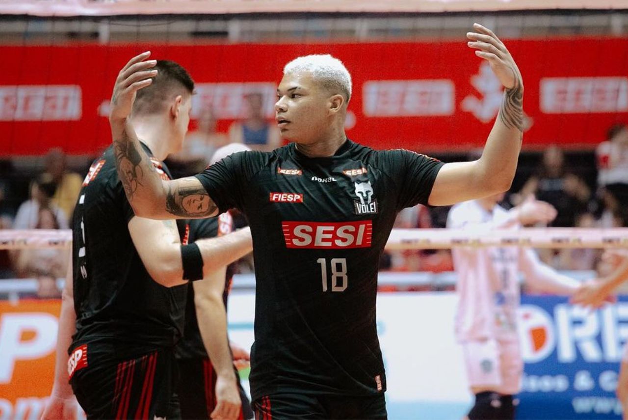 Oposto Darlan Souza em jogo do Sesi Bauru na Superliga 2023/24