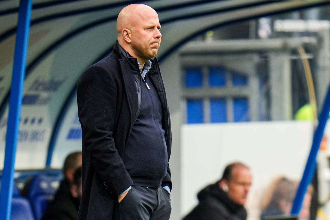 Treinador Arne Slot, alvo do Liverpool, em jogo do Feyenoord em 2024