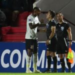 Zagueiro do Corinthians foi expulso após empurrar o árbitro assistente (Foto: Marcos Brindicci/AFP)