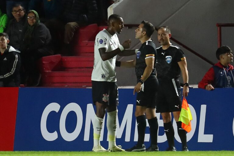 <p>Zagueiro do Corinthians foi expulso após empurrar o árbitro assistente (Foto: Marcos Brindicci/AFP)</p>
