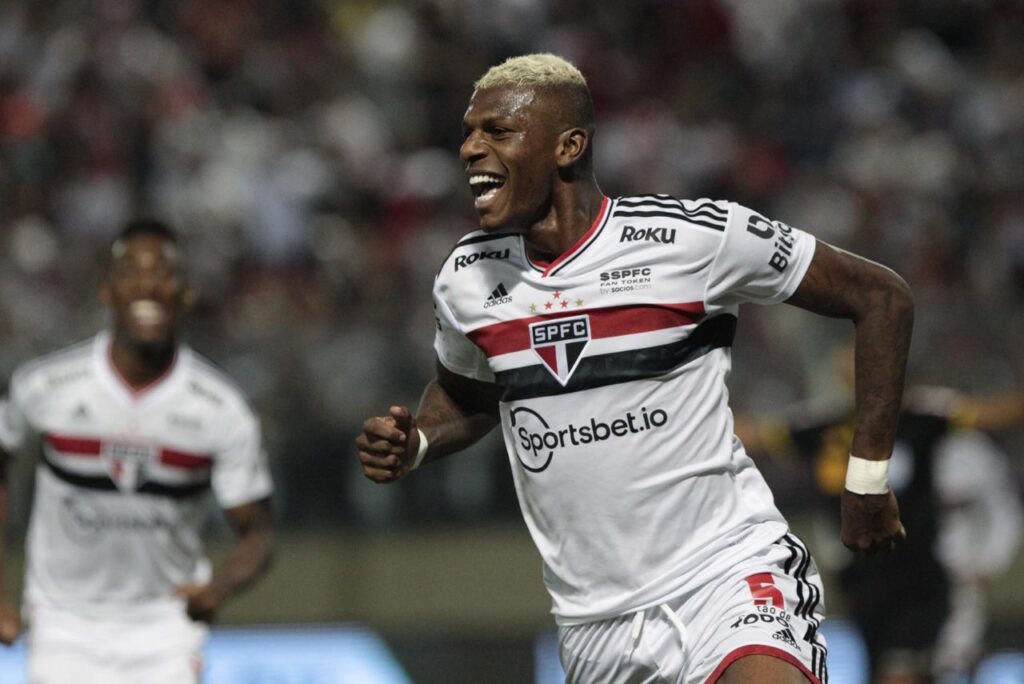 Arboleda, zagueiro do São Paulo, renovou até 2027 (Foto: Rubens Chiri/SPFC)