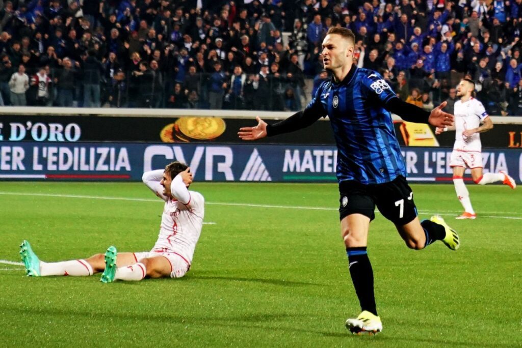 Jogador do Atalanta comemora gol sobre a Fiorentina