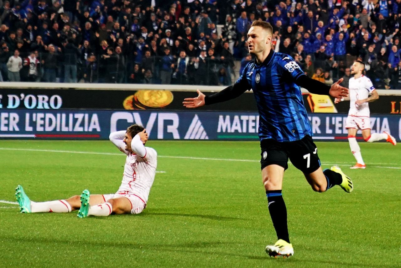 Jogador do Atalanta comemora gol sobre a Fiorentina