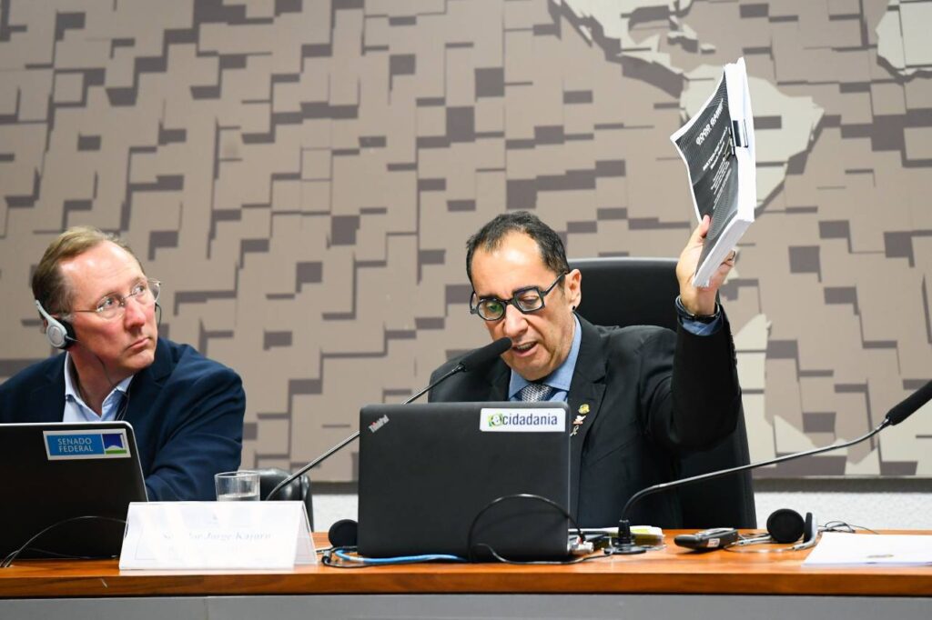 John Textor e Jorge Kajuru durante a CPI da Aposta. Foto: Marcos Oliveira/Agência Senado