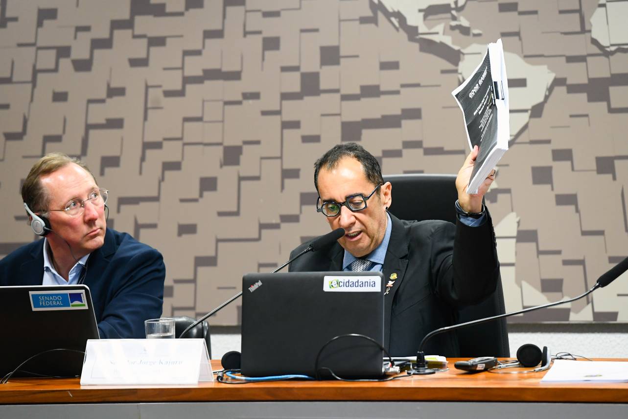 John Textor e Jorge Kajuru durante a CPI da Aposta. Foto: Marcos Oliveira/Agência Senado