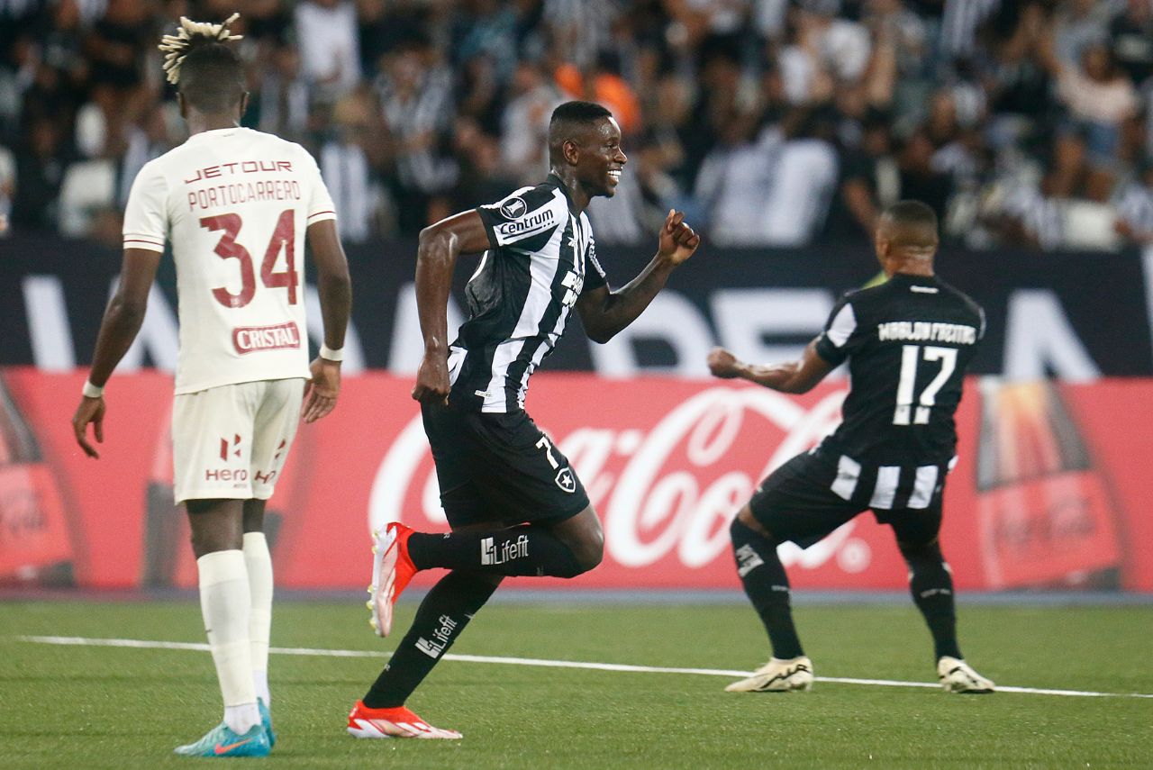 Luiz Henrique comemora gol pelo Botafogo