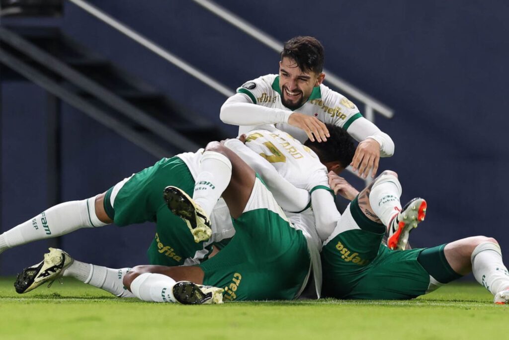 Jogadores do Palmeiras comemoram virada