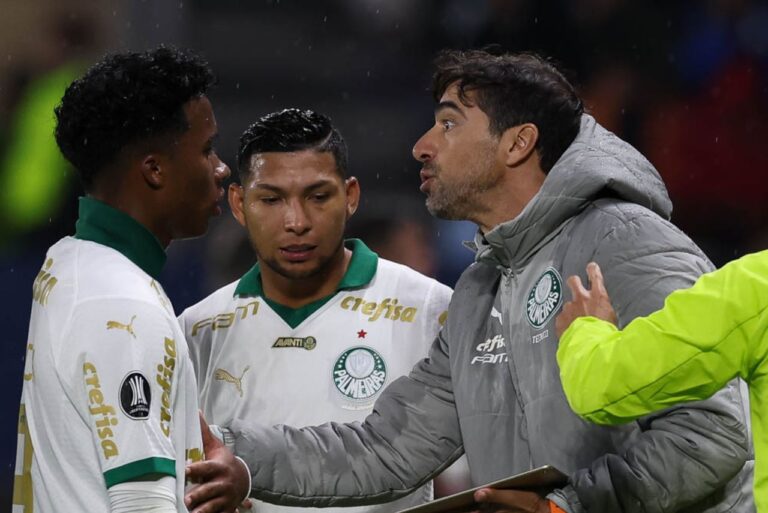 <p>Técnico do Palmeiras conversa com Endrick</p>
