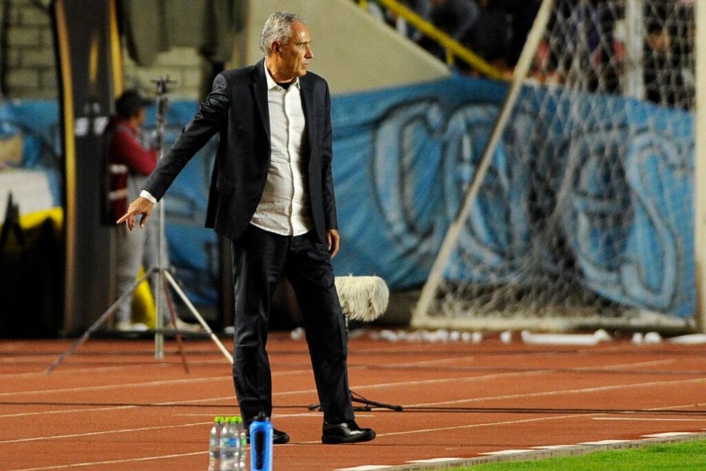 Tite durante derrota do Flamengo na Bolívia