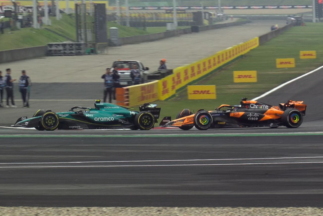 Aston Martin de Fernando Alonso e McLaren de Oscar Piastri no GP da China de Fórmula 1 em 2024